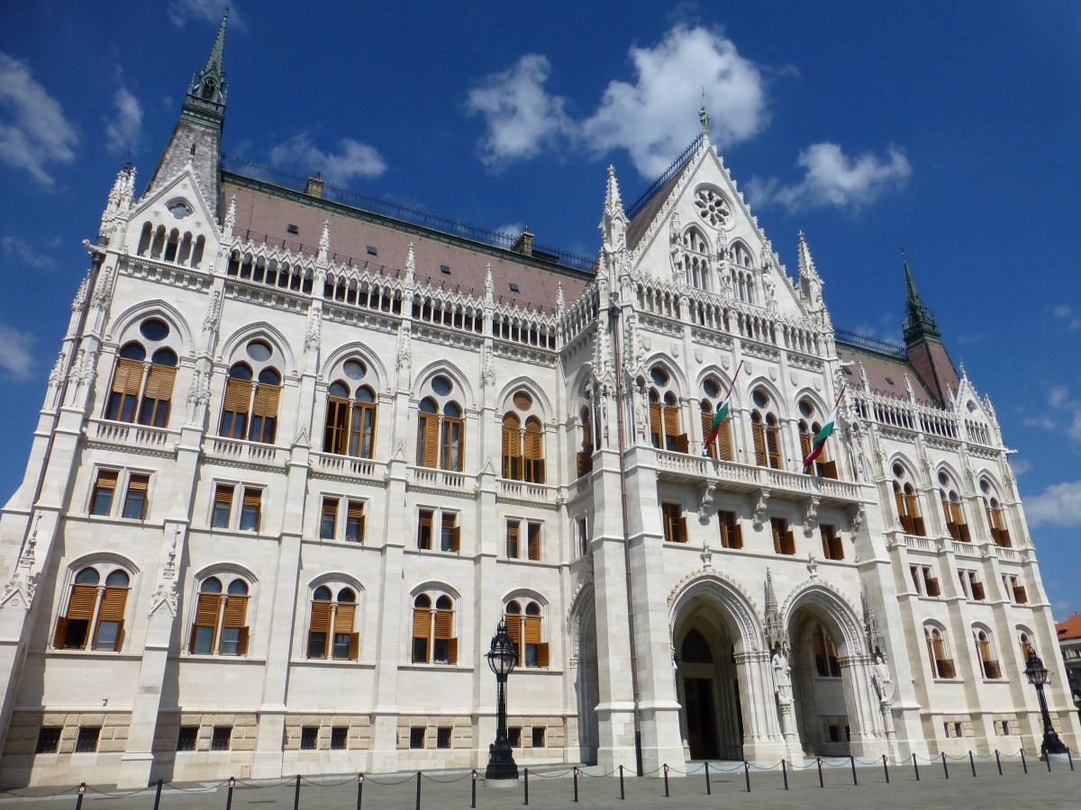 La facciata del Parlamento di Budapest